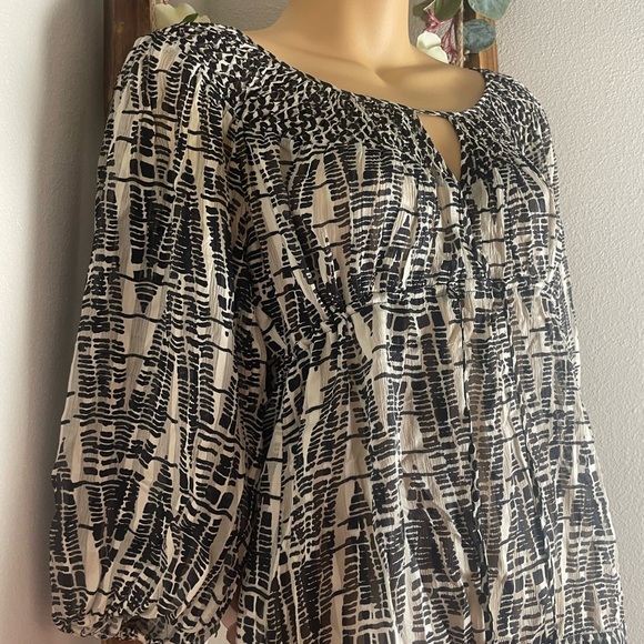 BCBGMaxAzria 10% Silk Boho Peasant Top Smocked Tie Waist Size XS EUC Fits Small - Picture 5 of 13